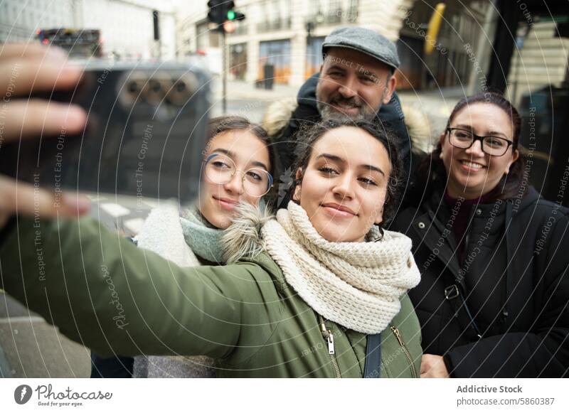 Mehrgenerationen-Familie macht ein Selfie in London Mehrgenerationenbetrieb Großstadt Lächeln Glück reisen Urlaub im Freien Smartphone Bonden Töchter Freizeit