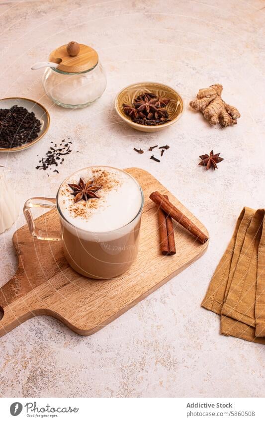 Warmer Chai Latte mit Gewürzen auf Holzbrett Inder Festakt horizontal Tee Vorbereitung Wellness Sahne Schatten trinken warm Mischung Geschmack Indien Kraut