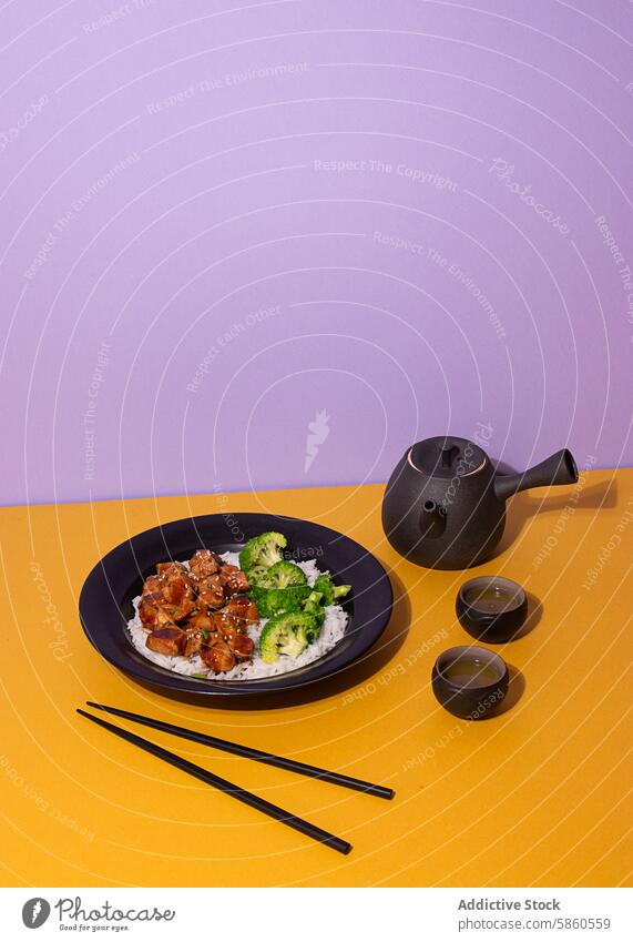 Teriyaki Huhn Mahlzeit mit Tee-Set auf bunten Hintergrund appetitlich künstlerisch asiatisch Getränk Schwarzblech Brokkoli Essstäbchen farbenfroh Präsentation