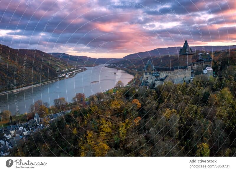 Luftaufnahme von Schloss Katz mit Blick auf den Rhein bei Sonnenuntergang Burg oder Schloss katz rheinischer Fluss sankt goarshausen Deutschland historisch