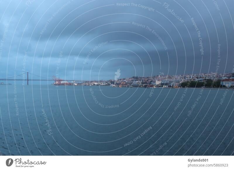 Panoramablick über Lissabon mit Tejo und Ponte 25 de Abril Portugal Fluss Stadt Brücke Tejo-Brücke Sonnenaufgang Städtereise Tourismus Sehenswürdigkeit