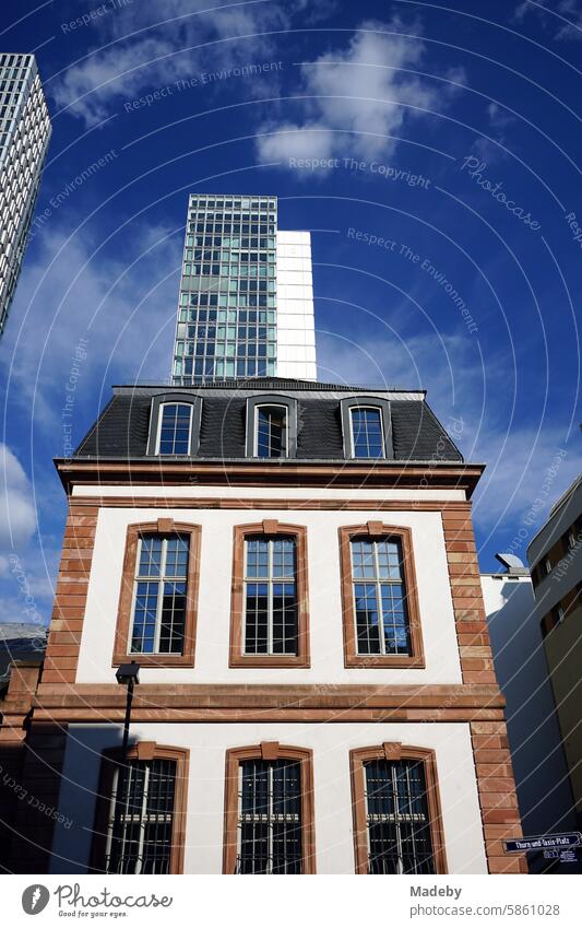 Das Palais Thurn und Taxis vor der Fassade eines Hotel Hochhaus bei blauem Himmel und Sonnenschein an der Großen Eschenheimer Straße in Frankfurt am Main in Hessen