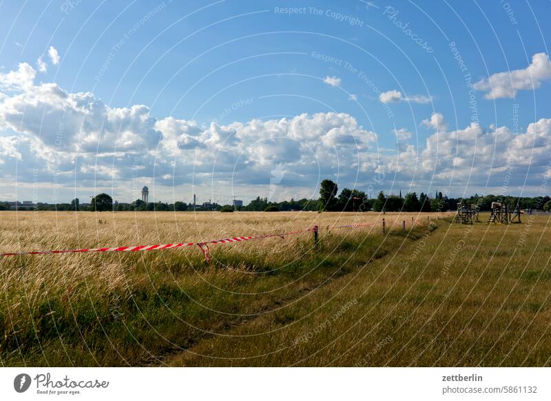 Tempelhofer Freiheit berlin ferne flugbahn flughafen flugplatz freiheit frühling himmel horizont menschenleer rollbahn skyline sommer spiegelbild tempelhof