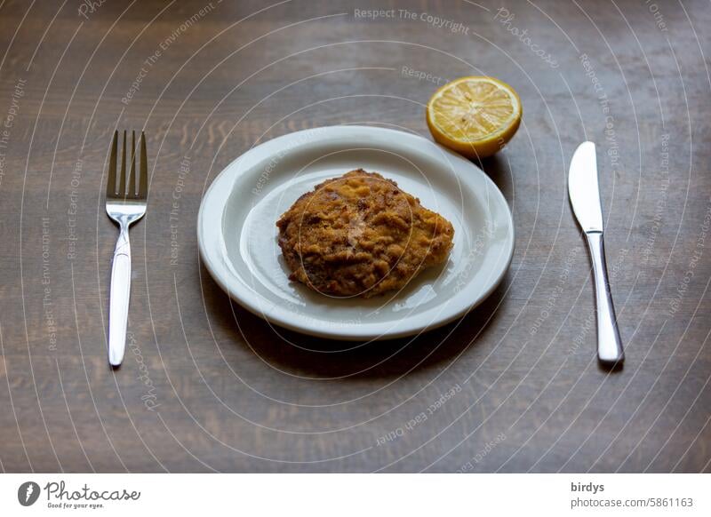 Schnitzel geht immer. Wiener Schnitzel mit Zitrone. Schnitzel Wiener Art paniertes Schnitzel Gedeck Teller Besteck schlicht Essen deutsches Essen Klassiker