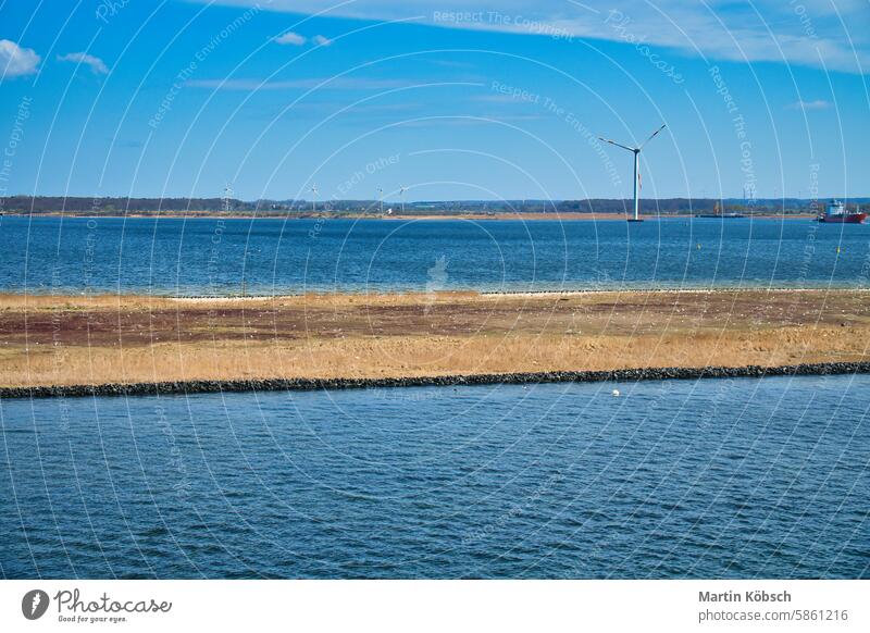 Offshore-Windkraftanlage im Meer, an der Küste. Die grüne Energie der Zukunft. Energie Sauberkeit offshore Industrie Ökologie Kraft Rotor Elektrizität Sonne