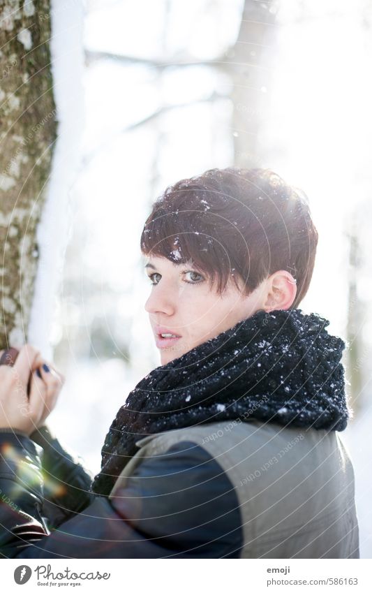 cold feminin Junge Frau Jugendliche 1 Mensch 18-30 Jahre Erwachsene Winter Schnee Schneefall kurzhaarig schön kalt Farbfoto Außenaufnahme Tag Sonnenlicht