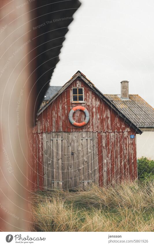 Alte Fischerhütte mit Rettungsring im Tyskerhavn von Hvide Sande Holzhütte Holzhütten Hütte Menschenleer Holzhaus Außenaufnahme Holzwand alt braun rustikal