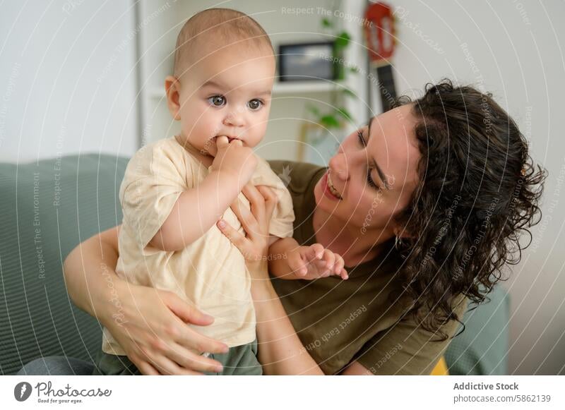 Fröhliche Mutter spielt mit Baby zu Hause heimwärts im Innenbereich spielerisch anhänglich Liebe Bonden Familie Kaukasier Kind Frau Freude Fröhlichkeit