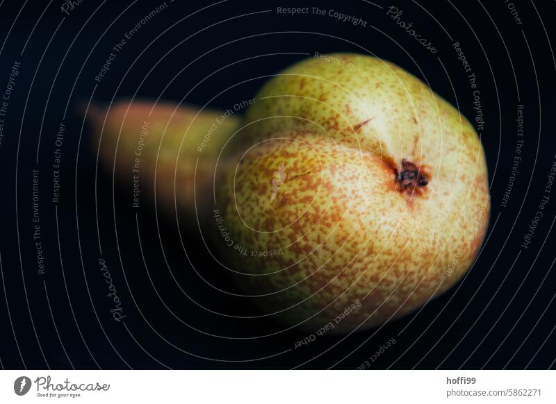 die Birne Abate Fetel im Rampenlicht Nahaufnahme schwarzer hintergrund Frucht frisch süß lecker grün reif Vegetarische Ernährung Gesundheit organisch Diät