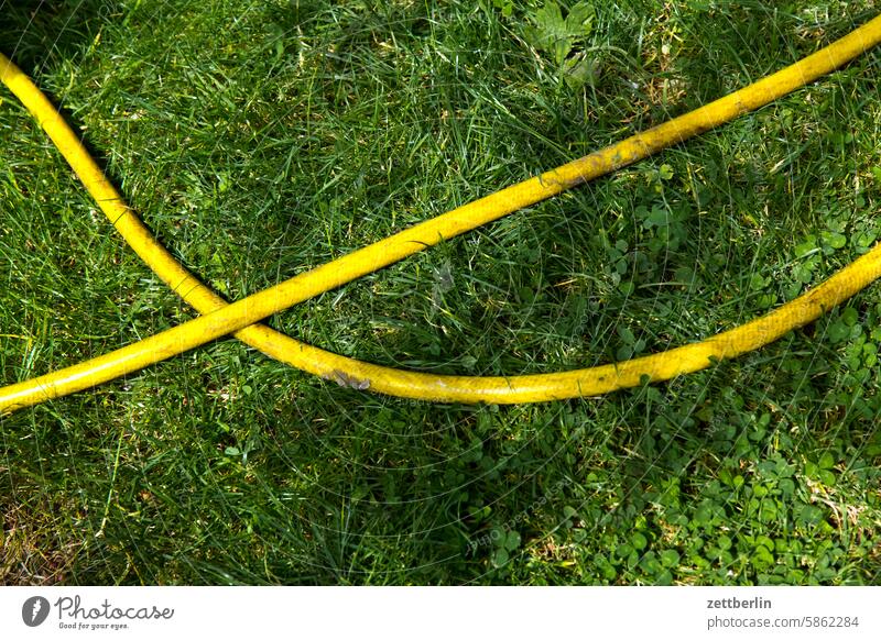 Gartenschlauch abend dunkel dämmerung erholung ferien garten kleingarten kleingartenkolonie menschenleer nachbarschaft natur pflanze ruhe saison schrebergarten