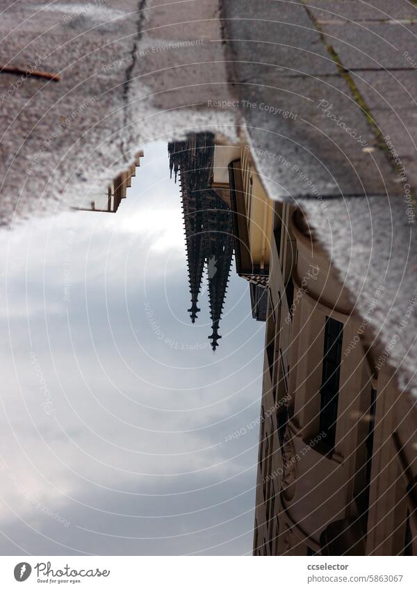 Der Kölner Dom spiegelt sich in einer Pfütze im Rinnstein Kölle Spiegelung Wahrzeichen Sehenswürdigkeit Farbfoto Stadt Rhein Außenaufnahme Stadtzentrum