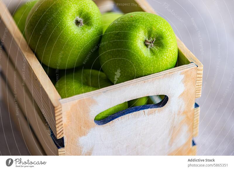 Frische grüne Äpfel in einer Holzkiste, Nahaufnahme Apfel Frucht frisch reif hölzern Kiste natürlich pulsierend heilsam Lebensmittel produzieren Ackerbau