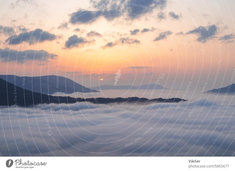 Sonnenuntergang mit schwebenden Wolken unter den Berggipfeln im Sommer. Panorama von Bergen und Tälern in den Beskiden, Tschechische Republik beskydische Berge