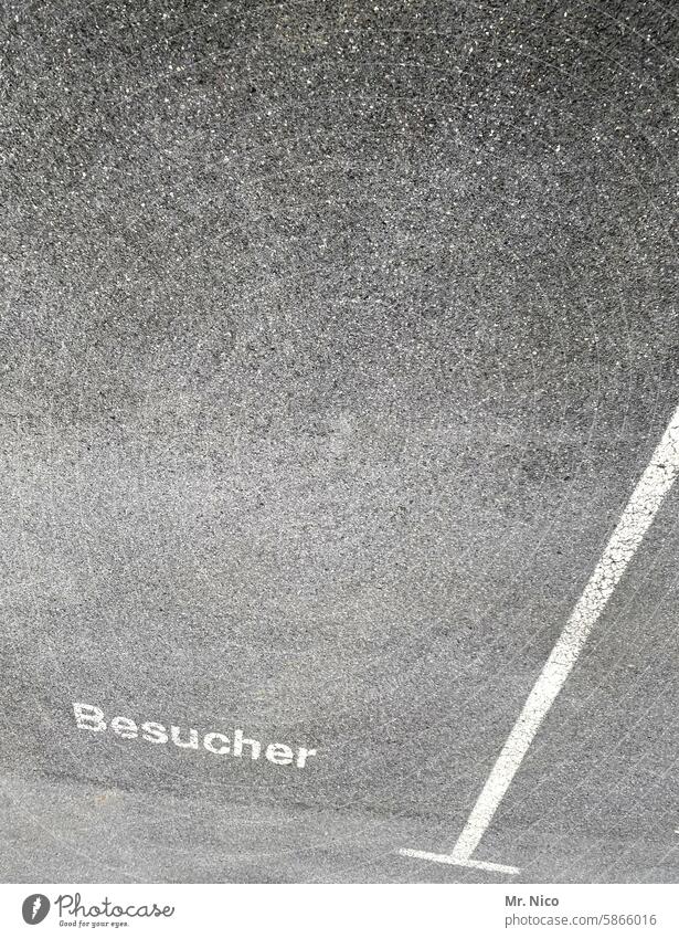 Besucherparkplatz Parkplatz reserviert Hinweis reservierter Parkplatz freihalten Parkverbot parken Asphalt Markierung Markierungslinie Schriftzeichen grau