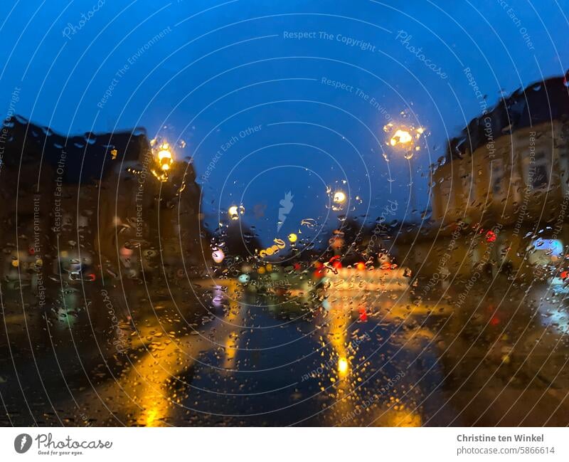 Leere Strassenkreuzung bei Regenwetter Lichter verregnet Lichter im Regen nass leuchten verschwommen blaue Stunde Lichtstimmung schietwetter Häuser schemenhaft