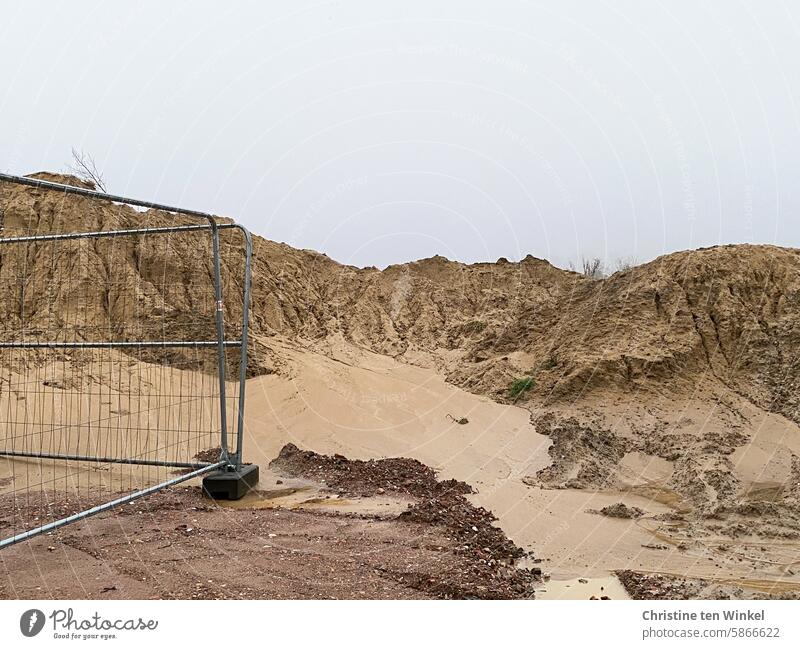 hier werden bald neue Wohnhäuser entstehen Sandhügel Absperrung Baustelle Strukturen & Formen Metall Sicherheit Verbote Bauzaun Konstruktion sandfarben beige