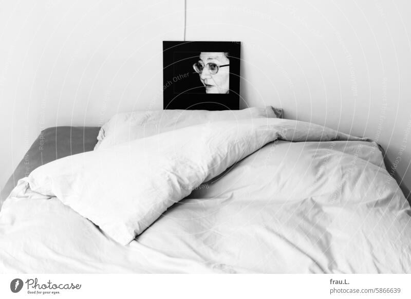 Traum Blick nachdenklich Mutter Erinnerung Brille alt Gesicht Porträt Portrait Frau Foto Bett Kopfkissen ernst Schlafzimmer vermissen Trauer Liebe Einsamkeit