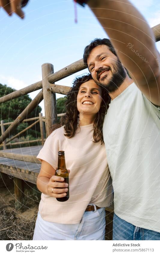 Freunde genießen im Sommer ihr Bier im Freien Sammeln Freude Lächeln Lachen offen Fotokamera lässig Moment Erholung Freizeit sozial Sitzung warm Wetter Genuss