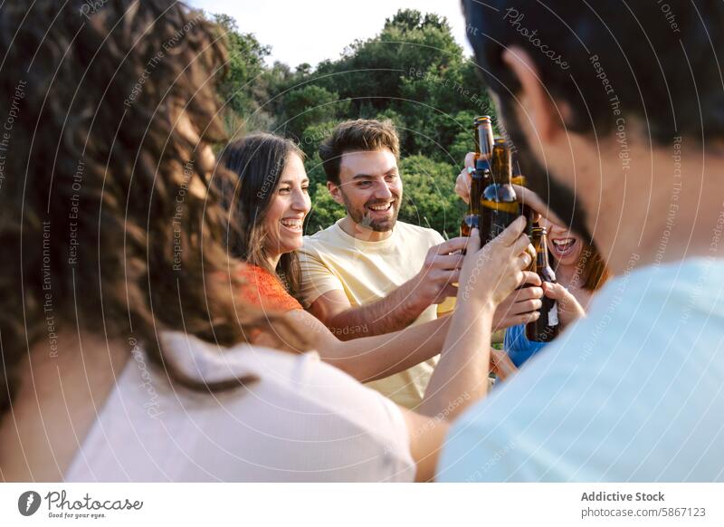 Eine Gruppe von Freunden stößt mit Bier im Freien auf eine Feier an Menschengruppe Zuprosten Natur heiter Glück Sammeln Party sozial Sommer Freizeit Spaß