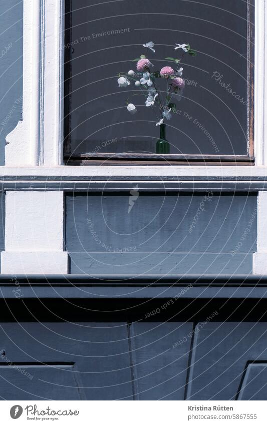 kunstblumen in weinflasche fenster blumenvase plastikblumen deko dekoration dekorativ fensterdeko minimalistisch wohnen leben zuhause einblick ausblick altbau