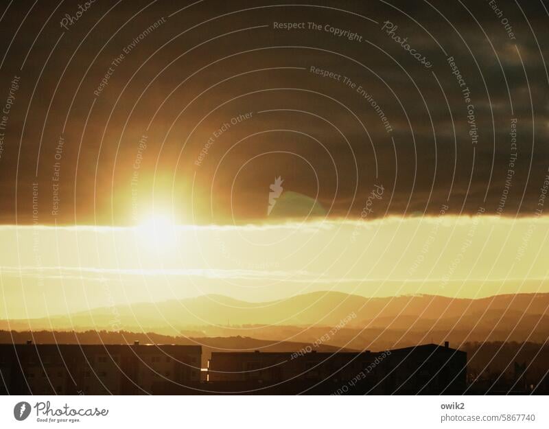 Im Osten heiter bis bewölkt Wolkenlücke Silberstreif am Horizont Plattenbaugebiet Stadtrand bevölkert Kleinstadt Ostdeutschland Gebäude Wohnblöcke Hochhaus