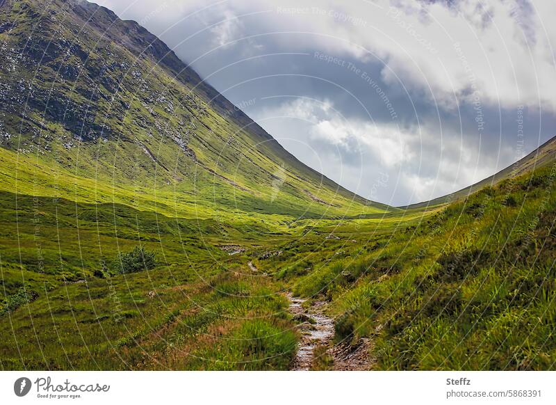 der einsame Pfad ins Tal Fußpfad Hügel Ruhe Geheimnis romantisch Wolkenhimmel Romantik ruhig wandern Hügellandschaft Gewitterwolken dramatische Wolken