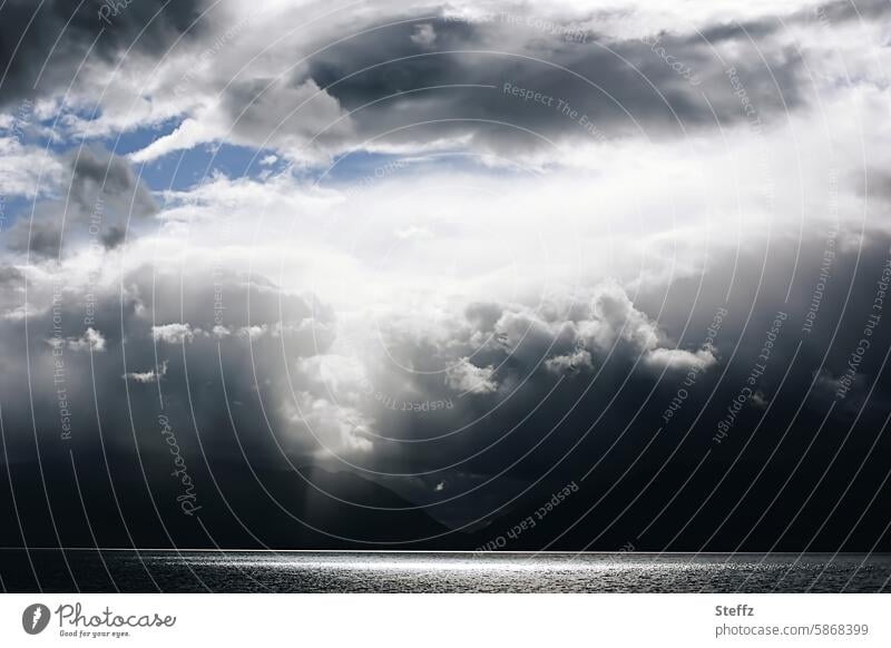 Licht im Dunkeln Gewitterwolken Wolken Wetter düster Himmel Lichteinfall Licht und Schatten bewölkt Schottland schottisch geheimnisvoll Förde Meer Wasser