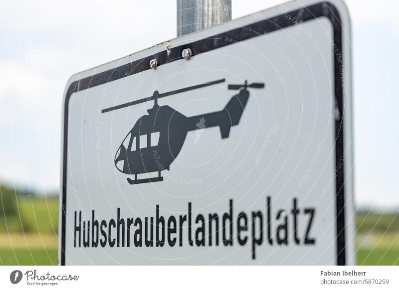 Schild kennzeichnet Landeplatz für Hubschrauber Hubschrauberlandeplatz Helikopter Heliport Helipad Symbol Piktogramm Deutschland