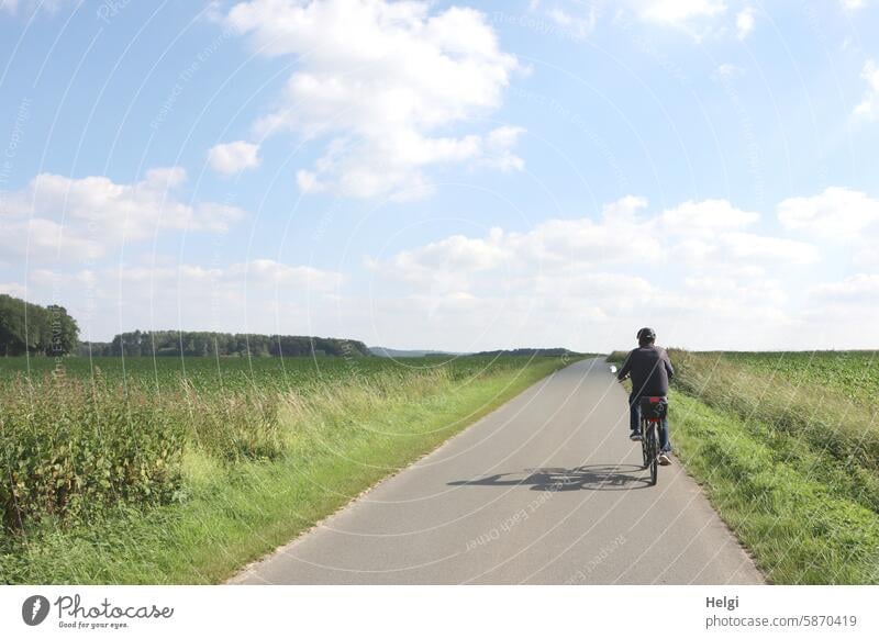 mit dem Radl unterwegs ... Mensch Mann Senior Rückansicht Fahrrad Radfahren Fahrradfahren Fahrradtour Landschaft Straße Feld Gras Wiese Acker Pflanze Sommer