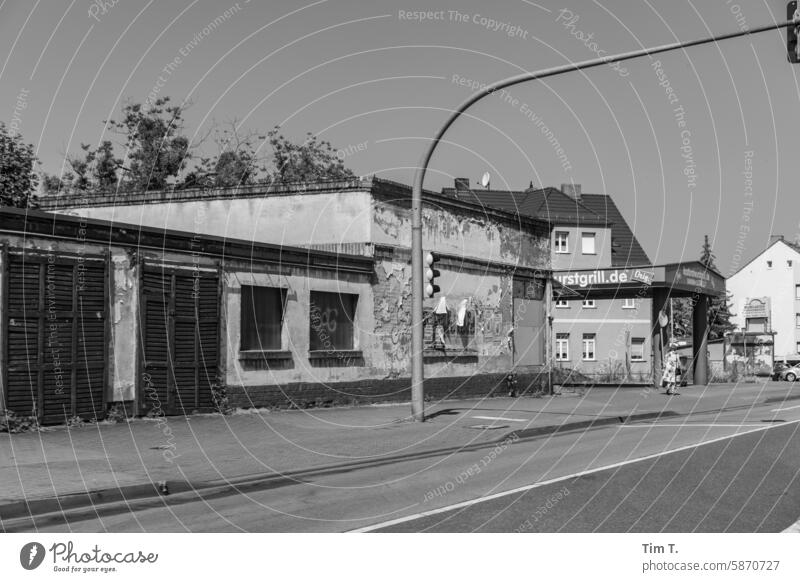 Irgendwo in Ost Deutschland s/w 2024 Tag Schwarzweißfoto Außenaufnahme Menschenleer b/w b&w ruhig Architektur Dorf Straße Haus Einsamkeit Gebäude Bauwerk Altbau