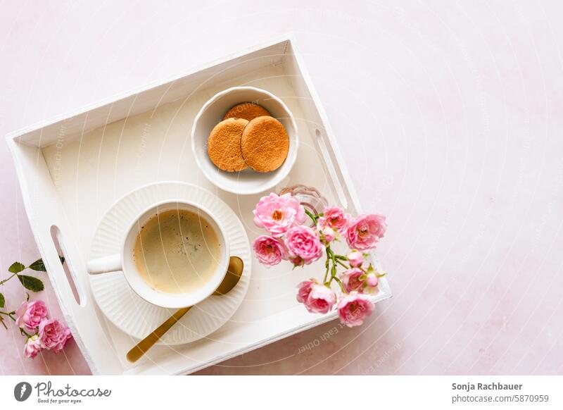 Ein Serviertablett mit einer Kaffeetasse und Kekse. Draufsicht. Tasse Teller Blume Vase Heißgetränk Getränk Kaffeetrinken Frühstück Kaffeepause Kaffeetisch