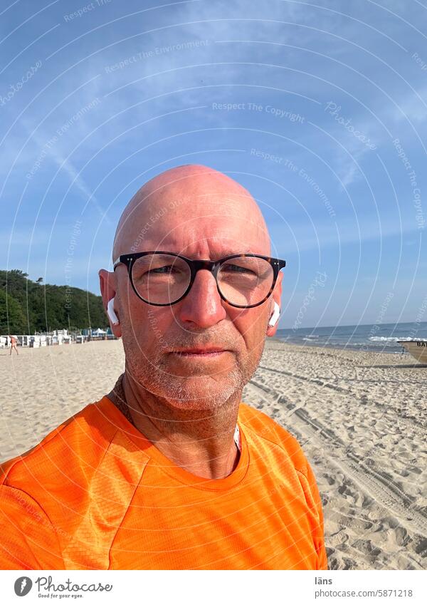 Das Ziel vor Augen l männlicher Jogger am Strand Mann Sport Läufer Training Fitness laufen sportlich Gesundheit Meer Ostsee Usedom Schönes Wetter