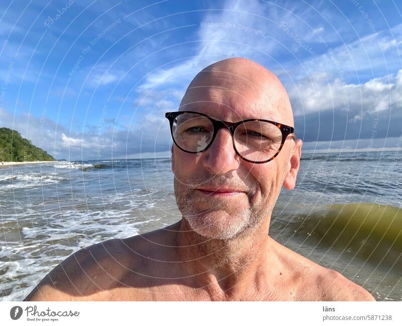 Mann steht lächelnd am Meer Zufrieden Ostsee Küste Urlaub Ferien & Urlaub & Reisen Erholung Sommer Tourismus Sommerurlaub Schönes Wetter Strand Himmel Wasser