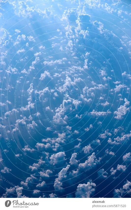 Flug über Wolken. Wunderbares Panorama aus dem Fenster des Flugzeugs mit weißen Wolken Himmel Cloud fliegen Sonne Ansicht Wolkenlandschaft blau Landschaft Air