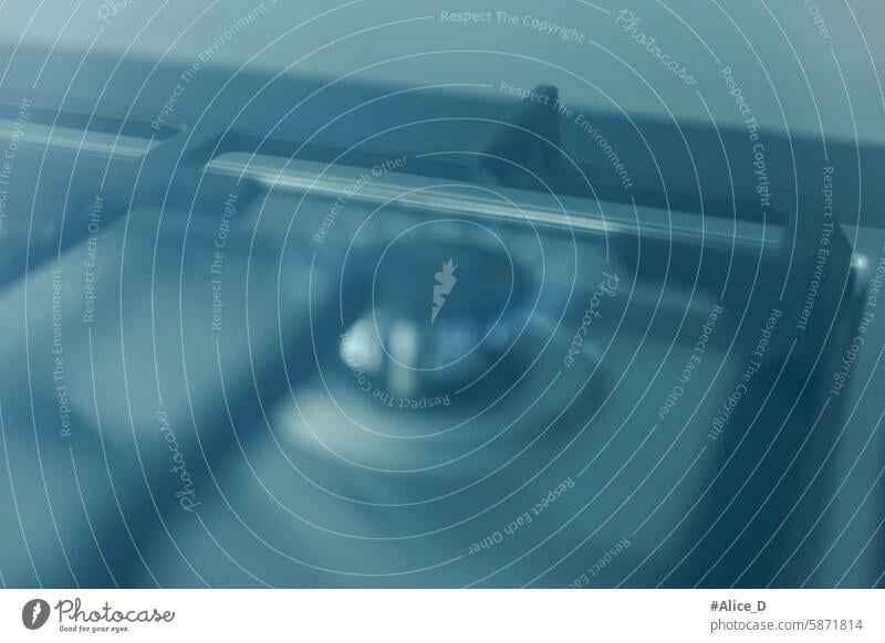 Gaskochfeld mit brennender Gasflamme Vorrichtung Hintergrund schwarz Brand blau Brandwunde Brenner Vorsicht kreisen Klimawandel Nahaufnahme Koch Kocher