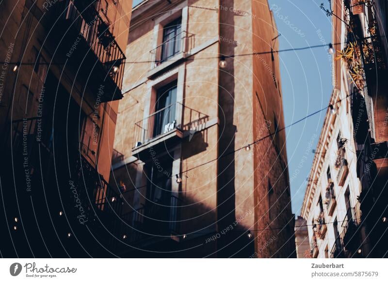 Hausecke mit Lichterkette und Himmel in historischer Altstadt von Barcelona Ecke Tourismus Übertourismus Schatten Wohnung Wohnungsnot Ferienwohnung Einwohner