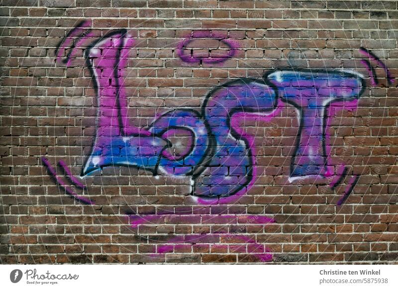 Lost kaputt alt verlassen Wandel & Veränderung Mauer Ziegelmauer Graffito Graffiti Vergänglichkeit Vergangenheit Zahn der Zeit Handschrift trashig verloren