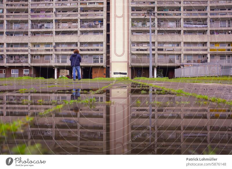 Mietspiegel miete mietwohnung mietsahaus ghetto randbezirk urban stadt städtisch großbritannien schottland edinburgh hauptstadt wasser pfütze wohneinheiten mann