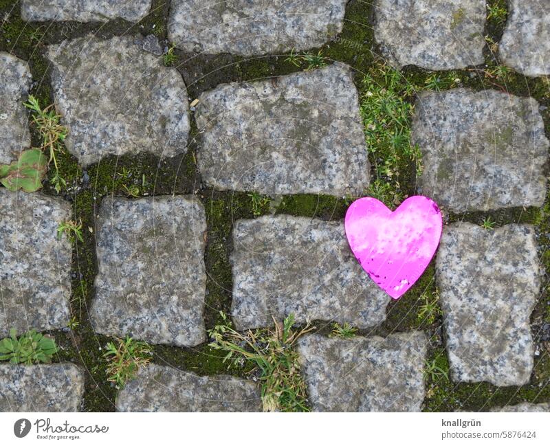 Ich habe mein Herz verloren Liebeskummer Gefühle pink Farbfoto Konfetti liegen Straße Pflastersteine glänzend herzförmig Symbole & Metaphern Romantik Einsamkeit