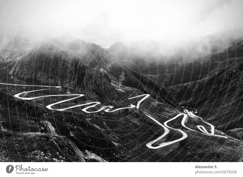 Serpentinen der alten Straße über den Gotthardpass in den Schweizer Alpen Pass Passstraße Tessin Bergpass Gebirge Bergpanorama Berge u. Gebirge Kurven