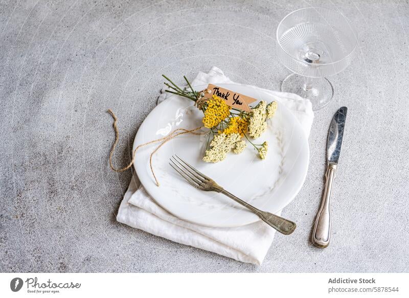 Rustikal gedeckter Tisch mit Achillea und Dankesschreiben Einstellung rustikal Wildblume danke Hinweis weiß Teller frisch altehrwürdig Silberwaren Glas Beton