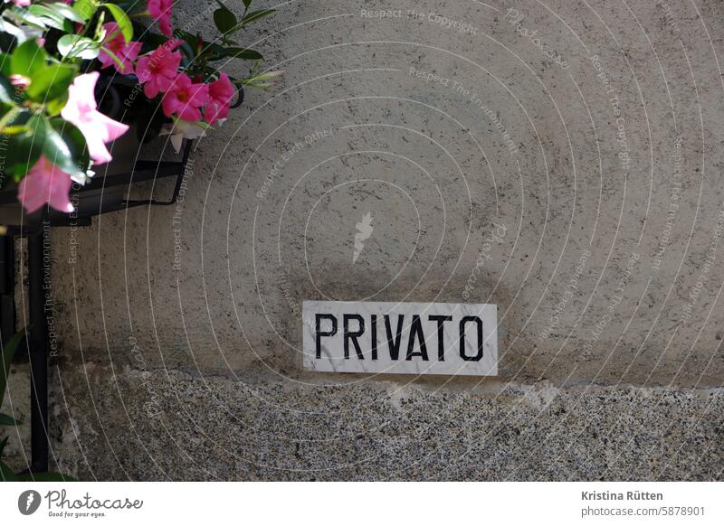 parkplatz privato privatparkplatz stellplatz schild markierung hinweis reserviert nicht öffentlich italien italienisch blume pflanze blüten wand mauer draußen