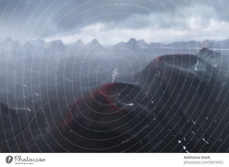 Nebliges vulkanisches Hochland von Island Berge u. Gebirge Nebel neblig trist Himmel dramatisch Stimmung Landschaft Natur Drohnenansicht Ansicht im Freien