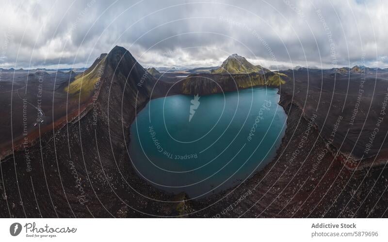 Majestätische Hochlandlandschaft mit Kratersee in Island Highlands Berge See Dröhnen panoramisch Ansicht Landschaft robust Wolken Himmel vulkanisch Gelände