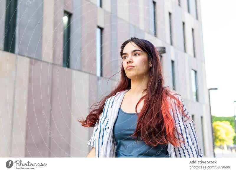 Junge Frau in legerer Frühjahrskleidung im Freien Frühling Porträt rote Haare nachdenklich Gebäude jung lässig Mode tagsüber Großstadt Moderne Architektur