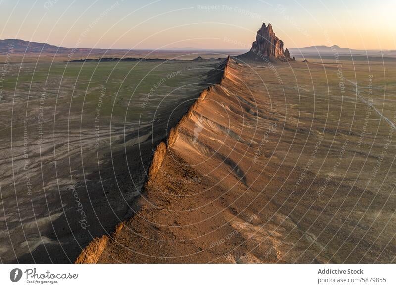 Warmes Sonnenuntergangslicht auf Shiprock in der Wüste von New Mexico shiprock New Mexiko wüst Ebenen warm Licht kultig Formation Felsen Wahrzeichen Natur