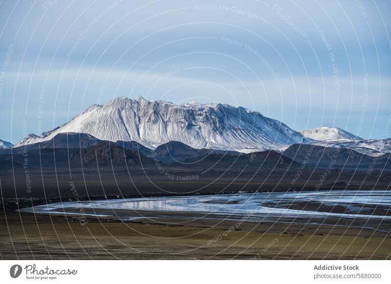 Majestätischer schneebedeckter Berg im isländischen Hochland Berge u. Gebirge Schnee Island Highlands Landschaft Blauer Himmel Feld Fluss reflektierend Natur