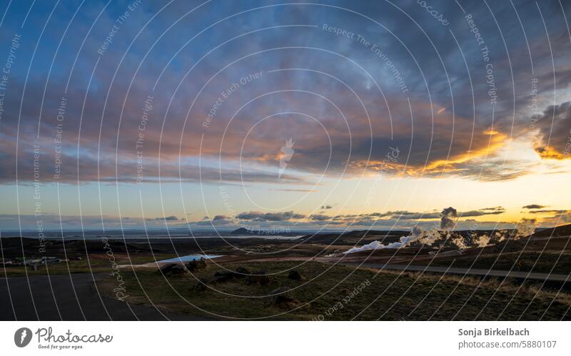 Mitternachtssonne über dem Myvatn in Nordisland im Sommer Island isländisch vulkanisch Natur Norden Mývatn Landschaft nordisch Iceland geheimnisvoll ruhig