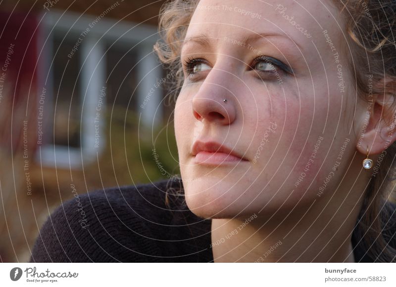 ein lichtblick Trauer Frau planen Hoffnung Schminke Neuanfang Denken Gedanke wiederkommen Tränen weinen Freude Lichtblick Blick nachdenken