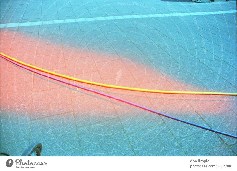 Von links nach rechts schläuche Schlauchleitung Doppelbelichtung rot Platz Asphalt analog